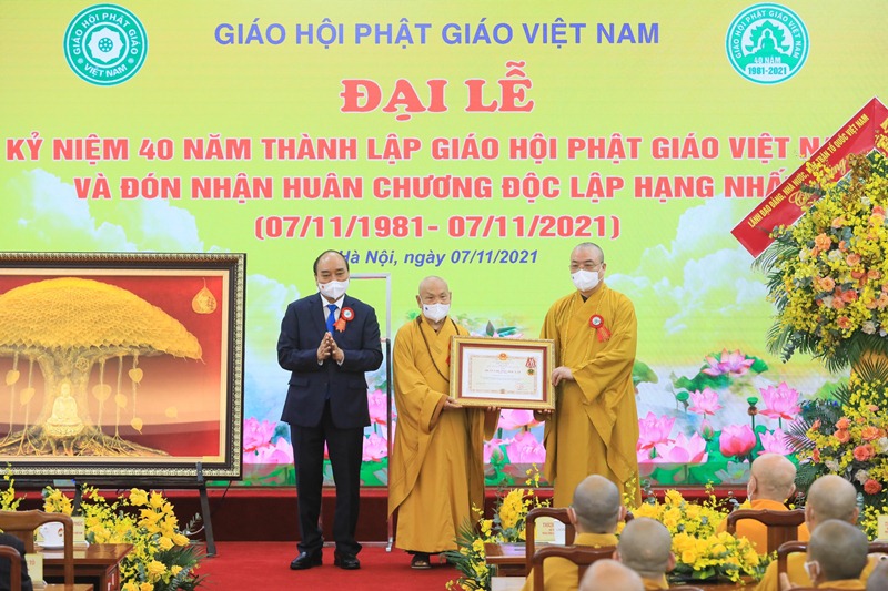 Chủ tịch nước Nguyễn Xuân Phúc trao quà tặng Giáo hội Phật giáo Việt Nam.